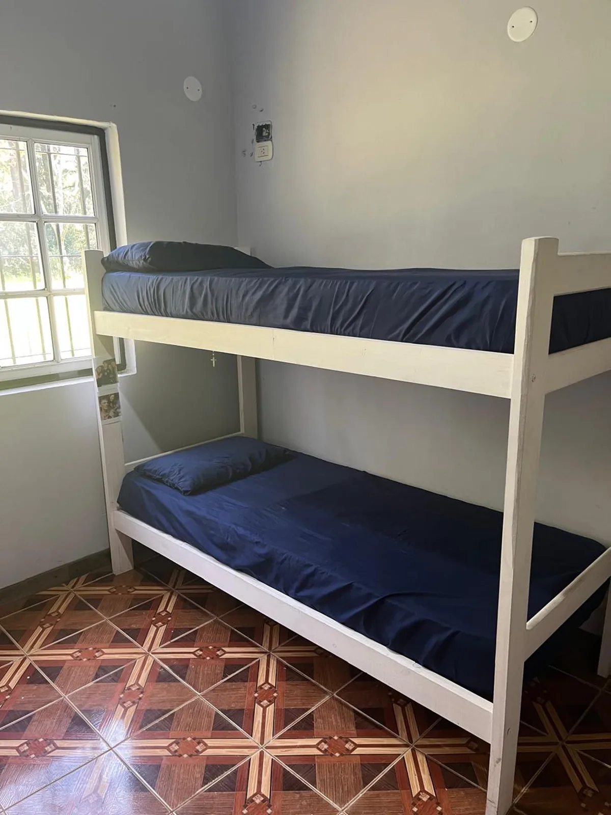 Dormitorio con literas en el espacio residencial